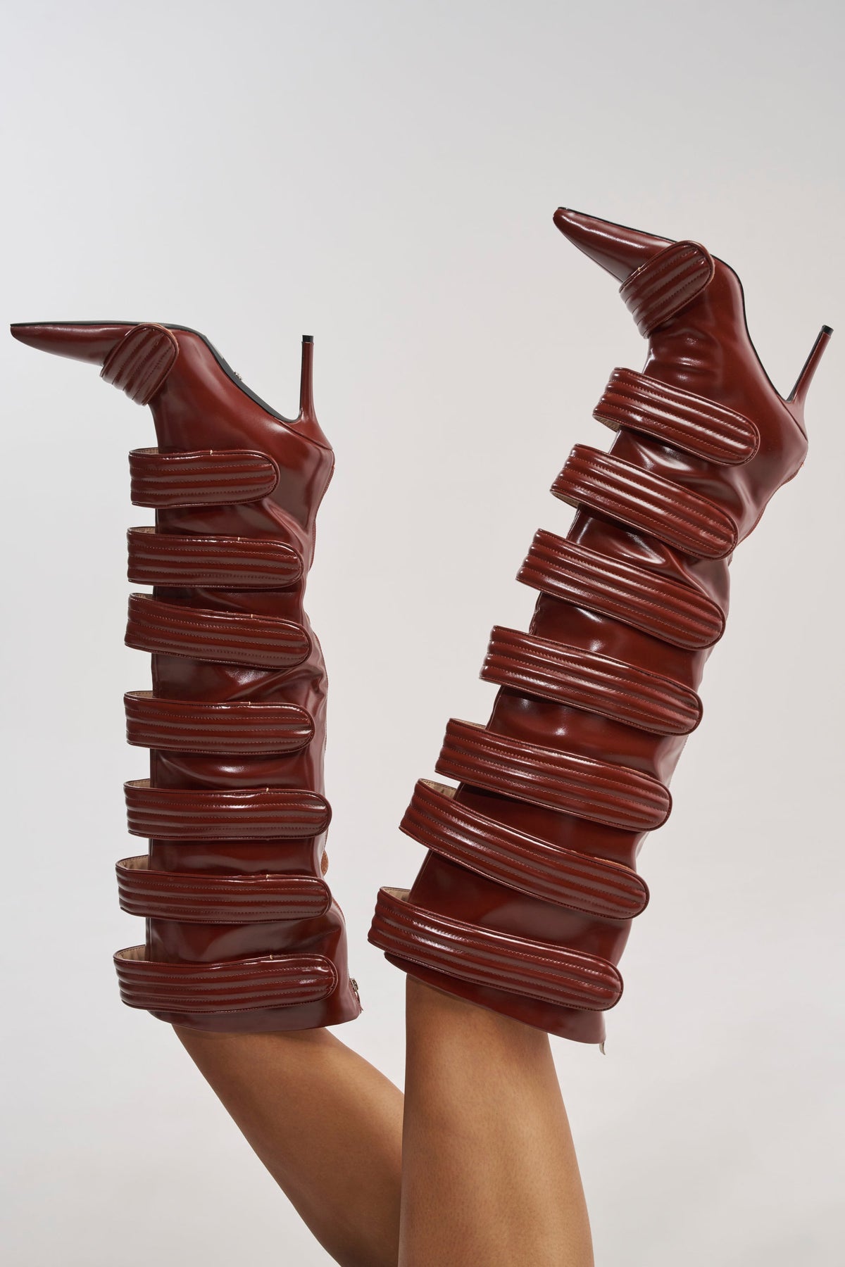 « Féline » — Bottes à talon stiletto, Cognac