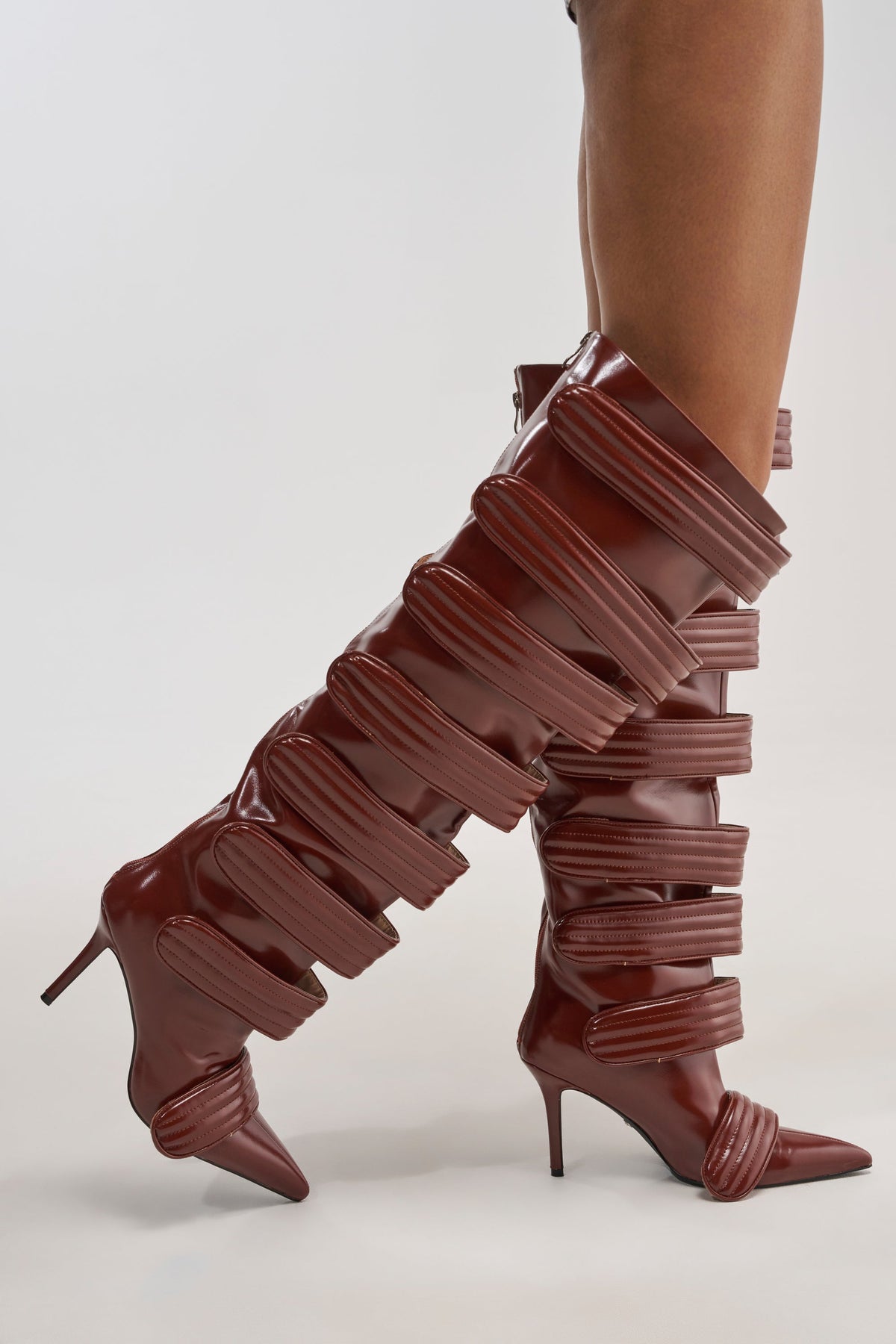 « Féline » — Bottes à talon stiletto, Cognac