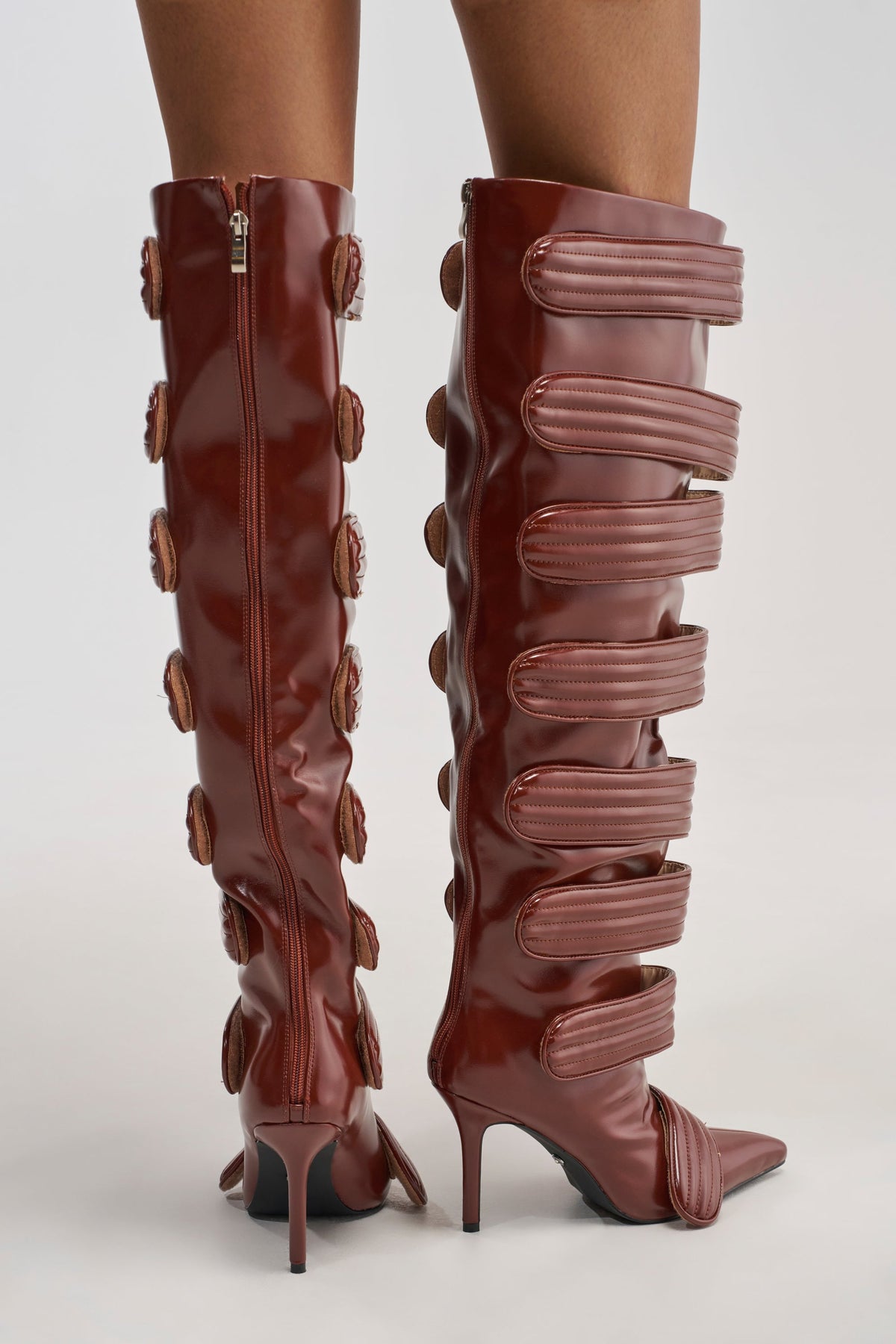 « Féline » — Bottes à talon stiletto, Cognac