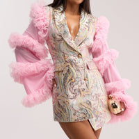 « Joyau » — Robe Blazer Brocart à Volants, Rose Doré