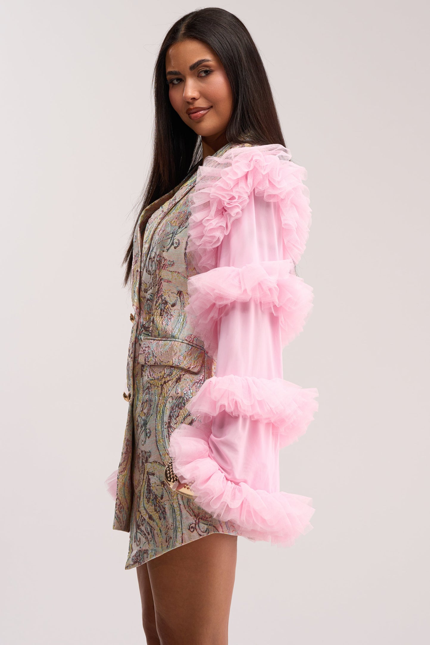 « Joyau » — Robe Blazer Brocart à Volants, Rose Doré
