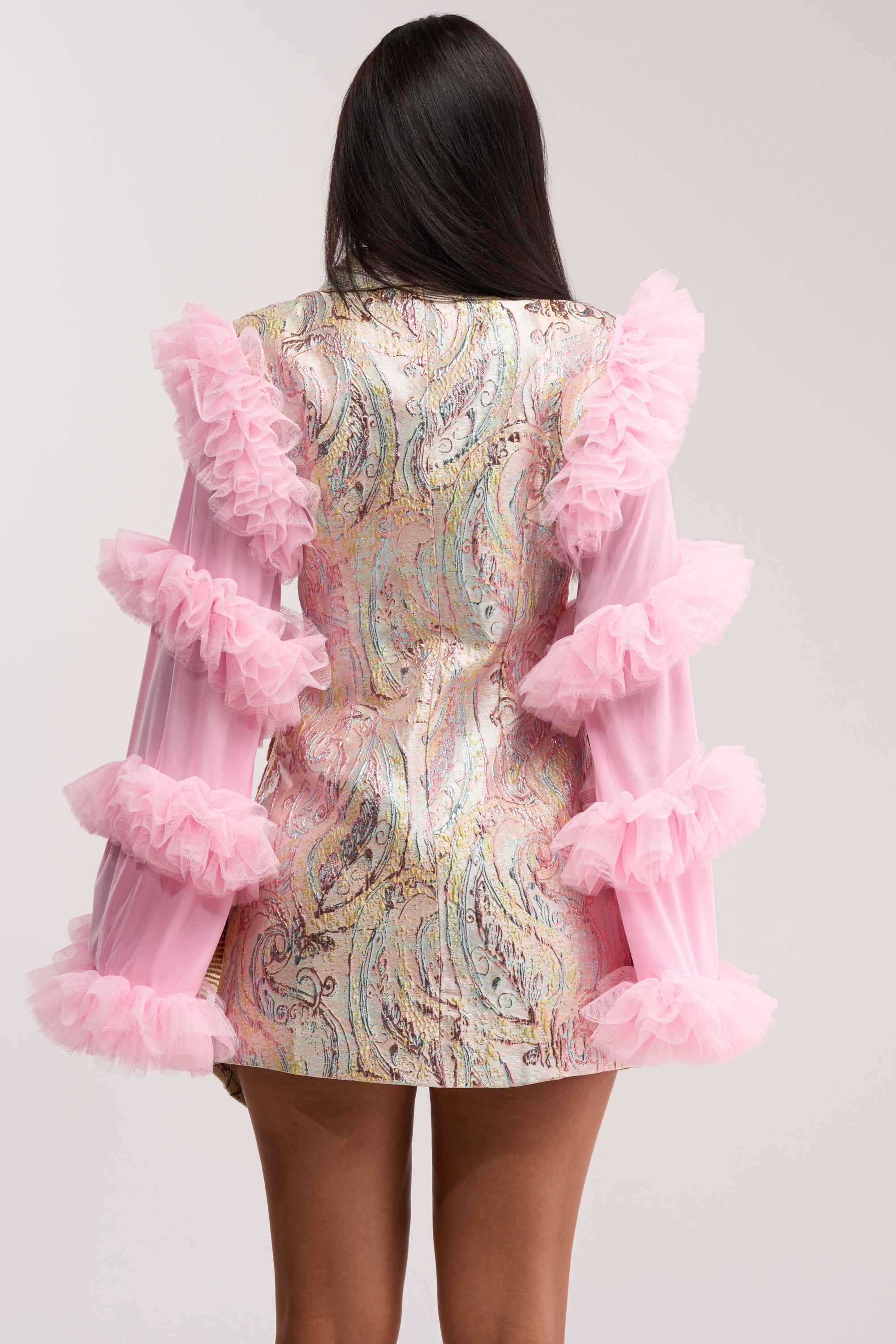 « Joyau » — Robe Blazer Brocart à Volants, Rose Doré