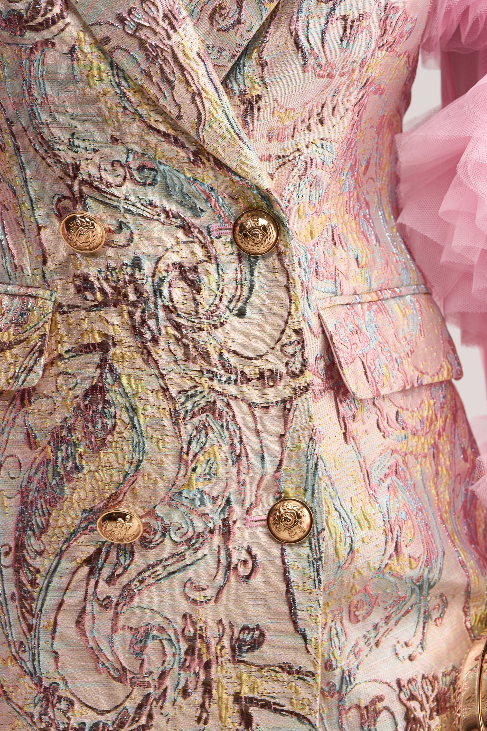 « Joyau » — Robe Blazer Brocart à Volants, Rose Doré