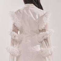 « Audace » — Robe Blazer à Manches Volantées, Blanc