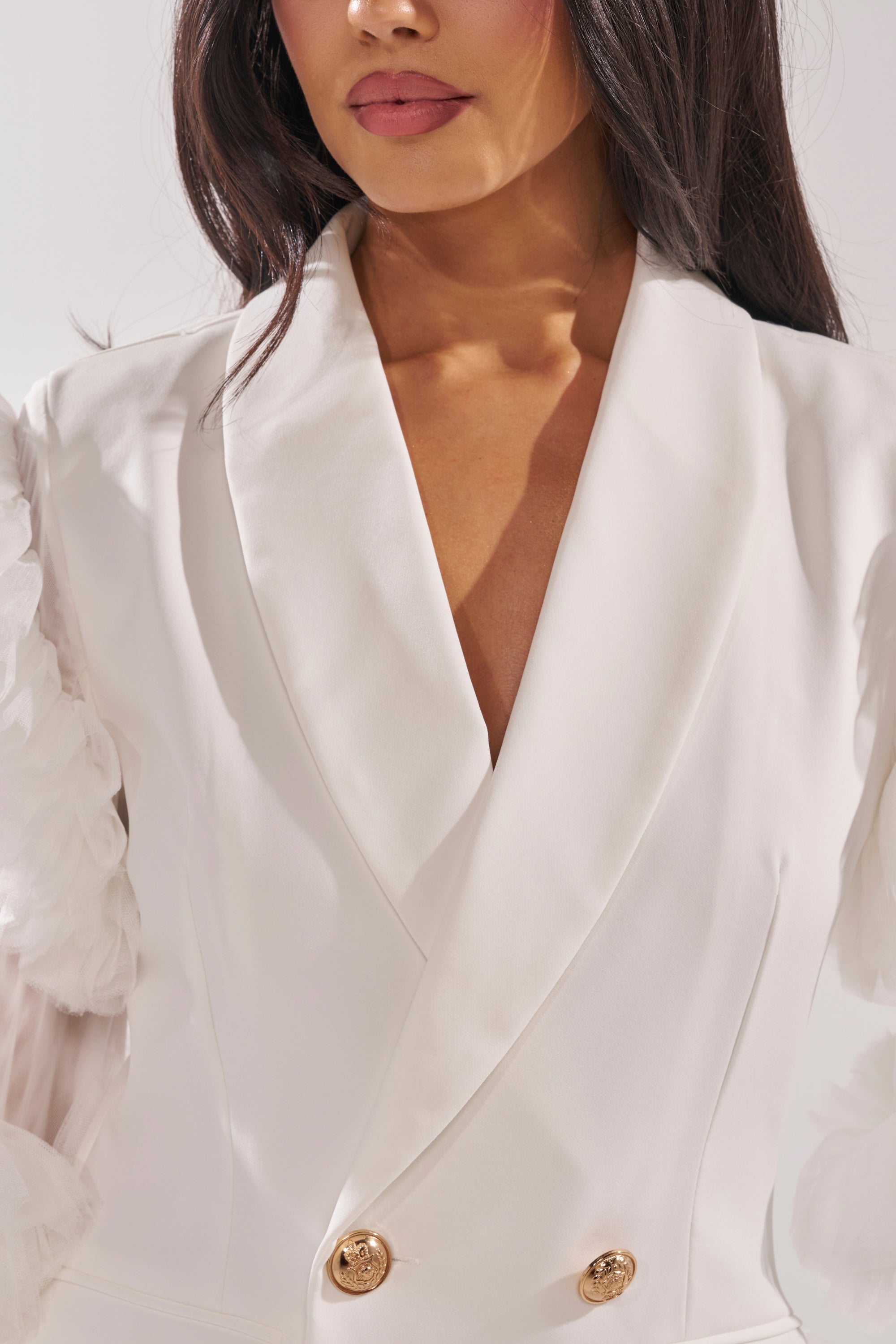 « Audace » — Robe Blazer à Manches Volantées, Blanc
