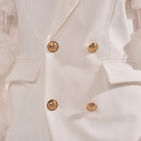 « Audace » — Robe Blazer à Manches Volantées, Blanc