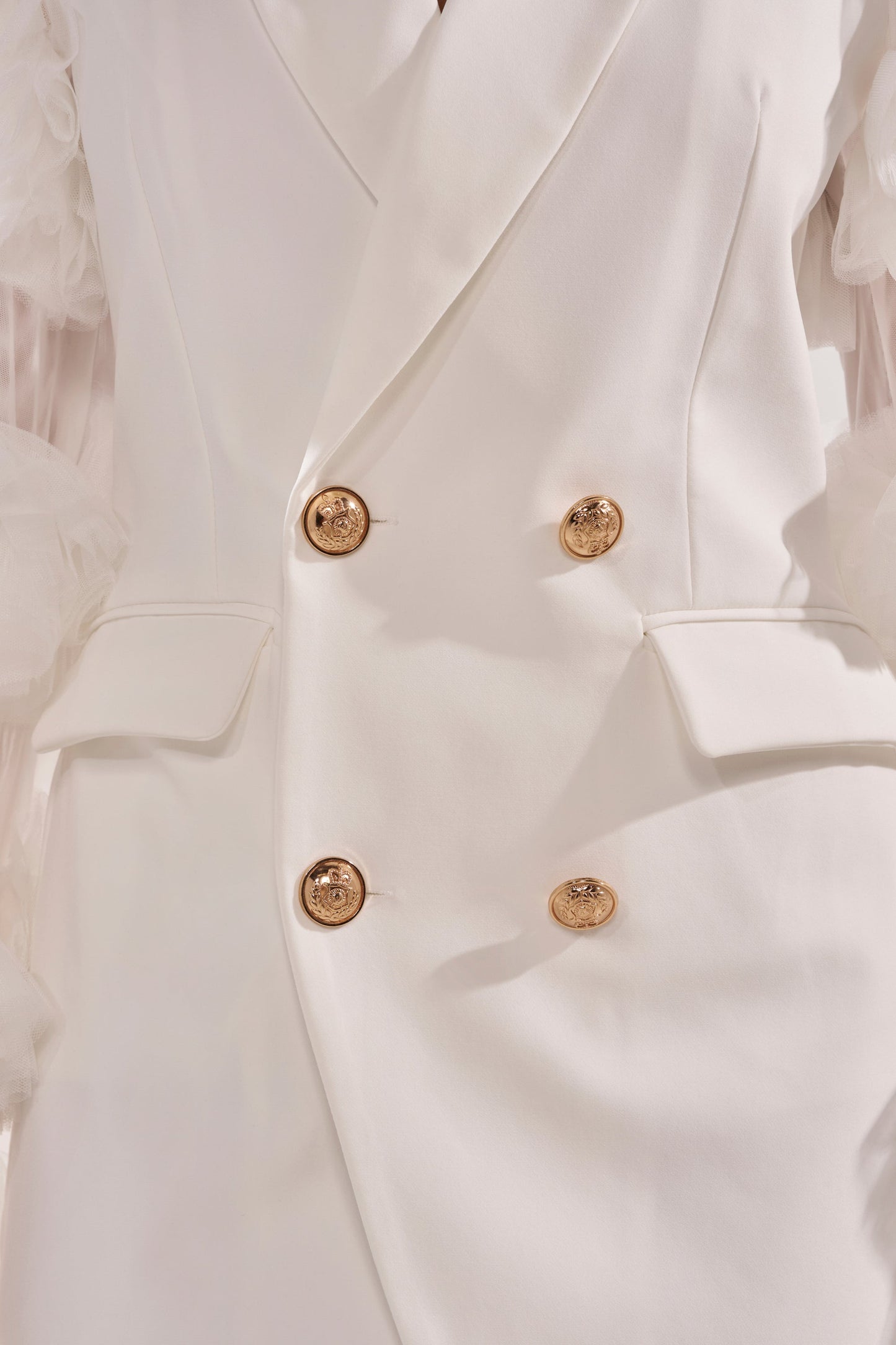 « Audace » — Robe Blazer à Manches Volantées, Blanc