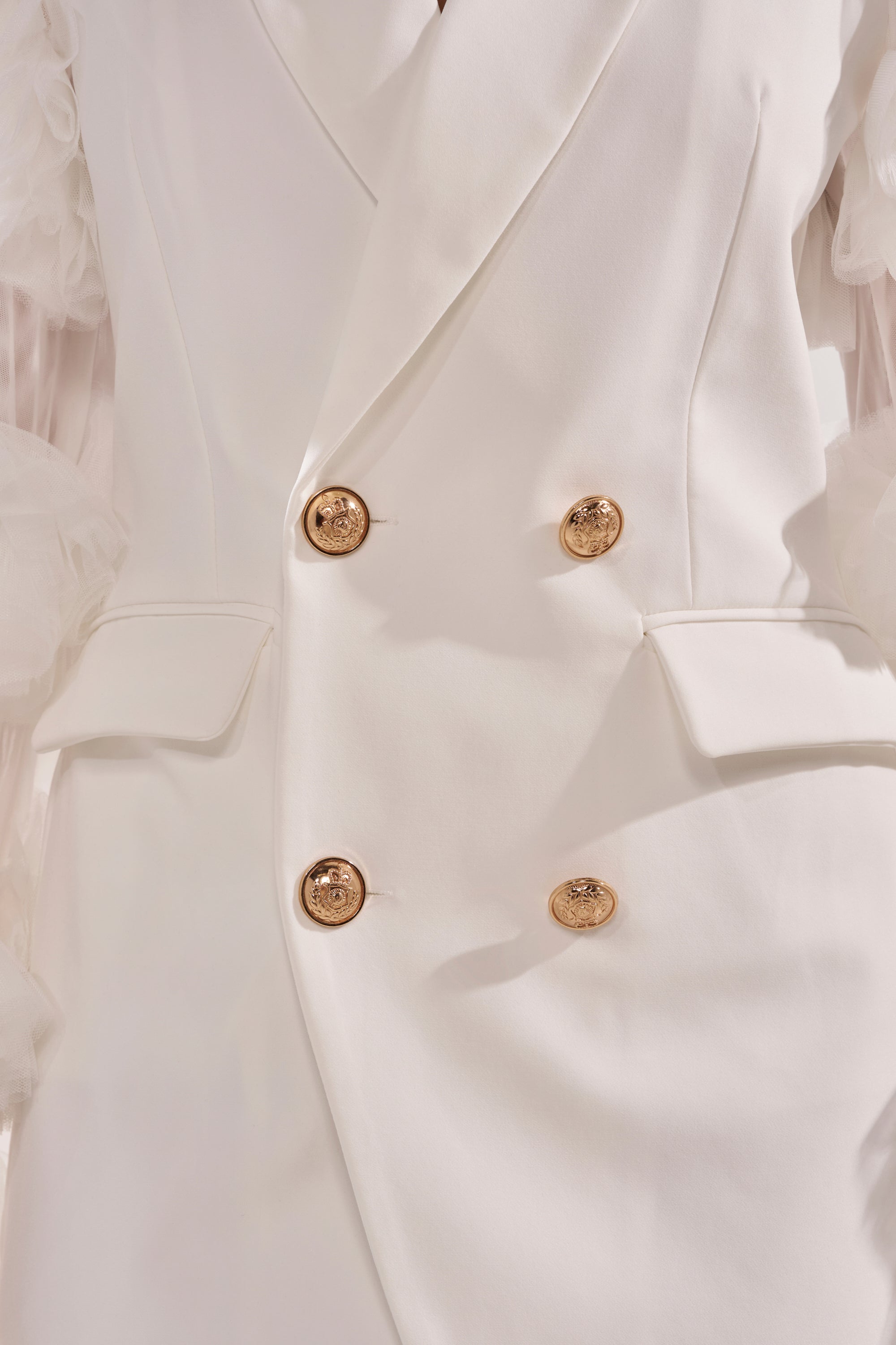 « Audace » — Robe Blazer à Manches Volantées, Blanc