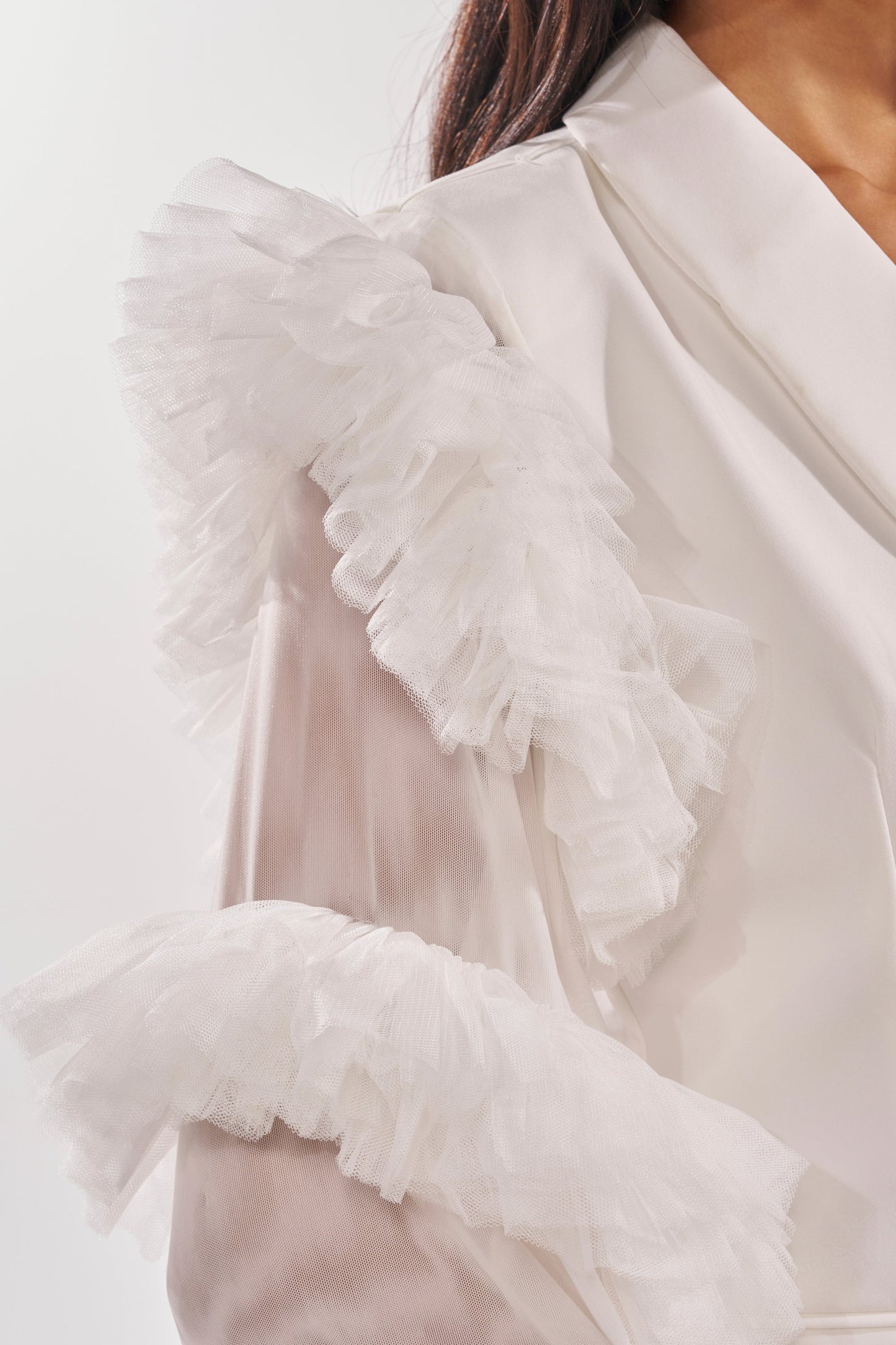 « Audace » — Robe Blazer à Manches Volantées, Blanc