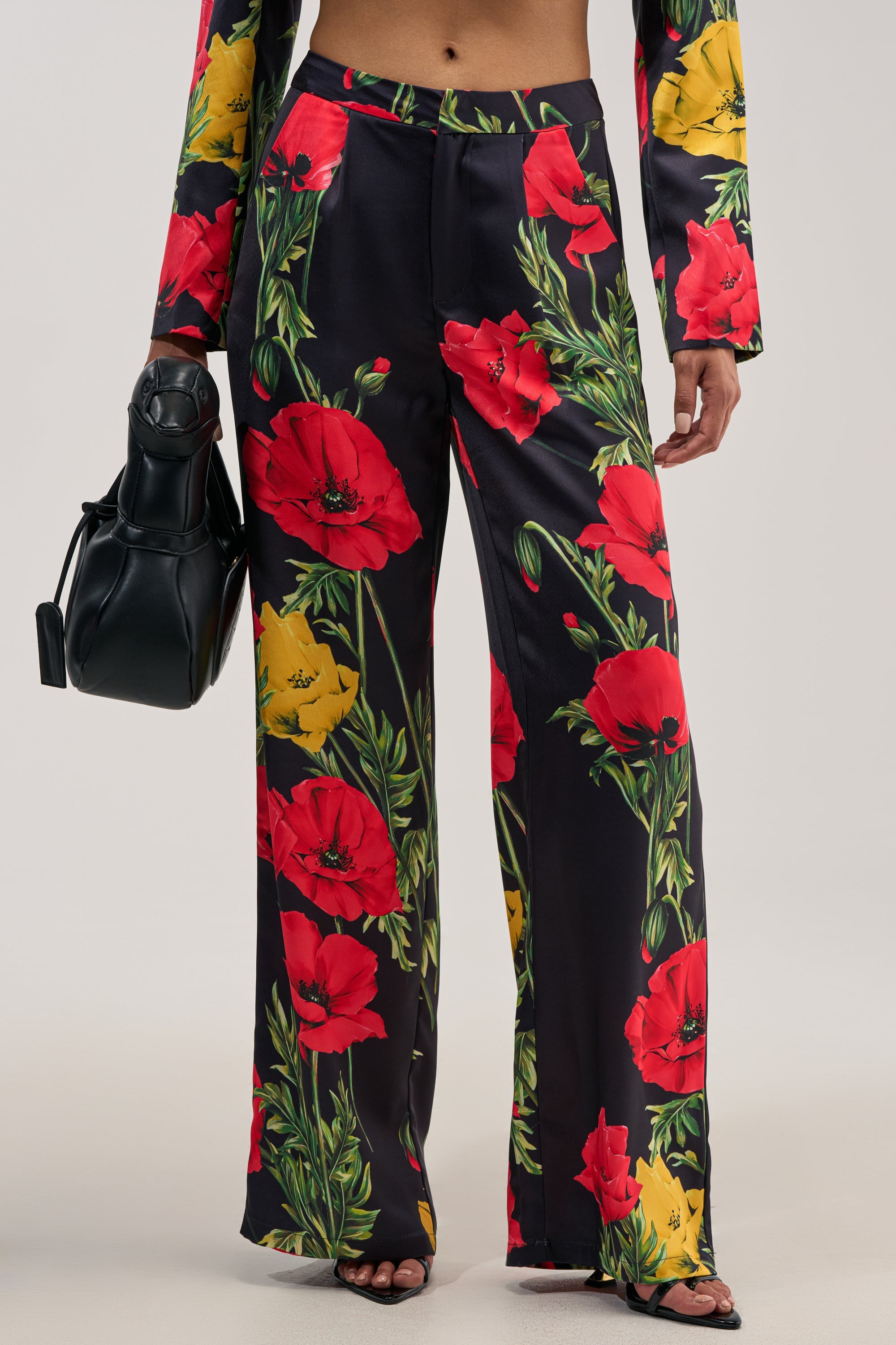 « Fleur Sauvage » — Pantalon Large Satiné Fleuri, Noir et Rouge