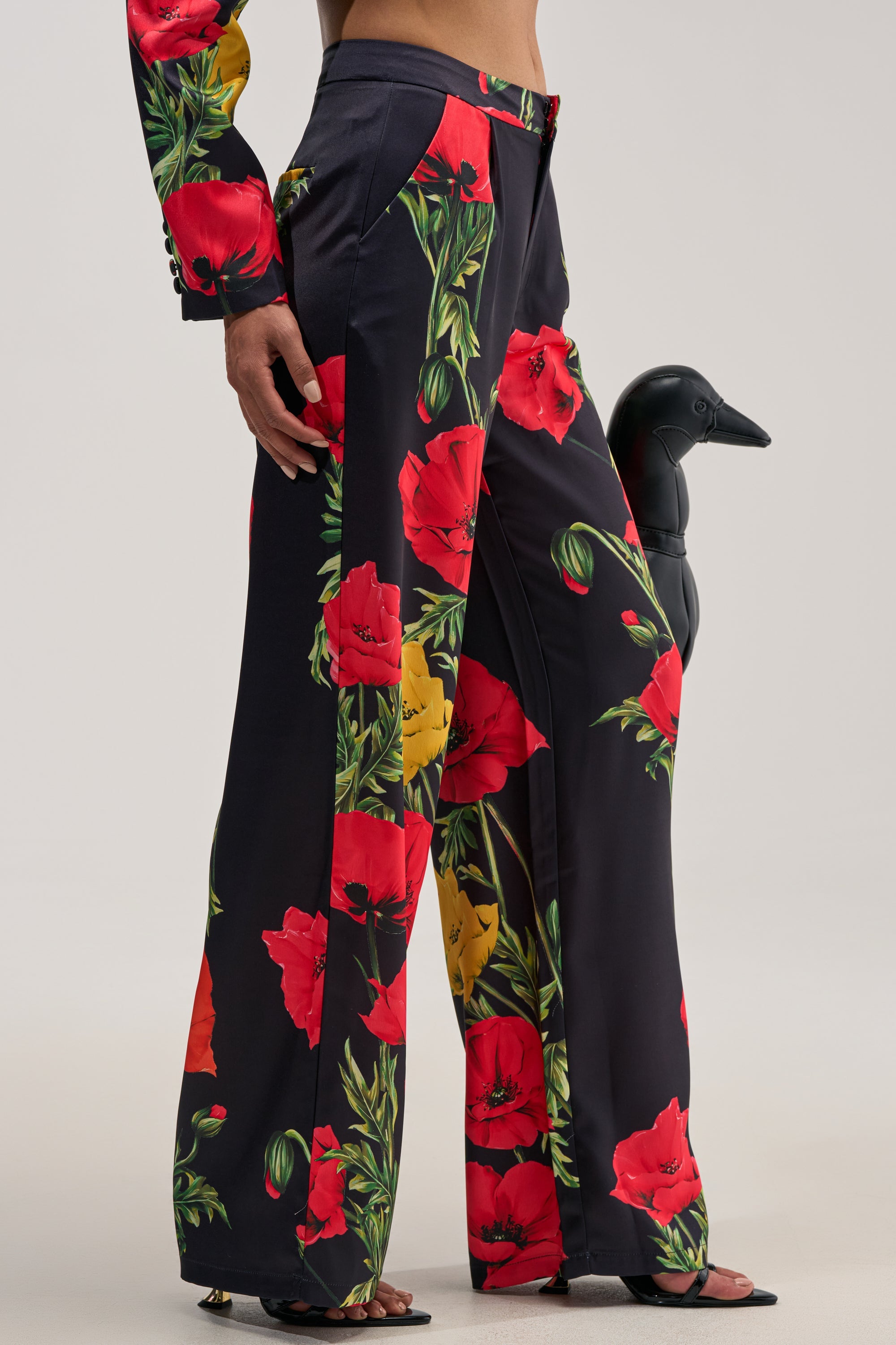 « Fleur Sauvage » — Pantalon Large Satiné Fleuri, Noir et Rouge