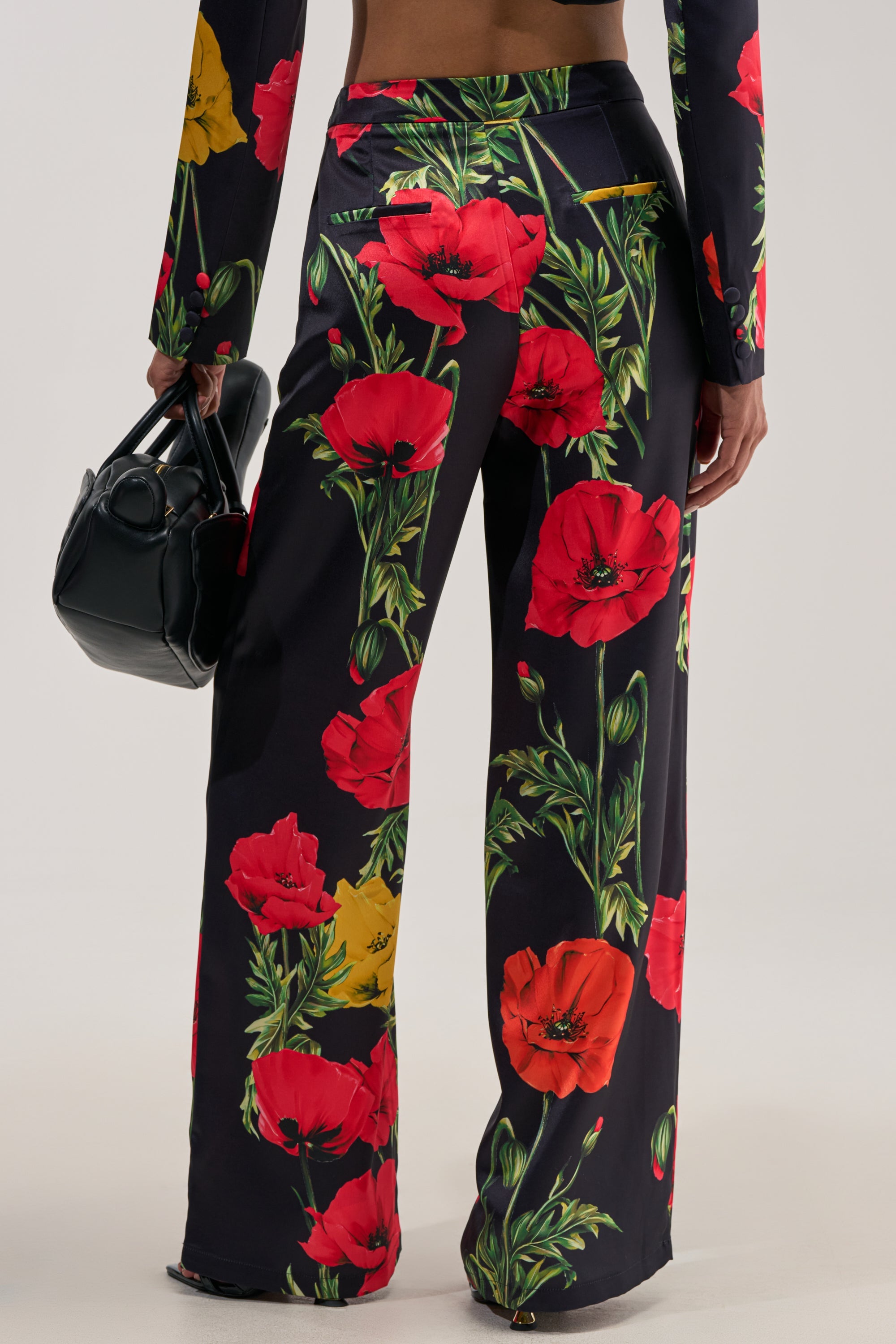 « Fleur Sauvage » — Pantalon Large Satiné Fleuri, Noir et Rouge