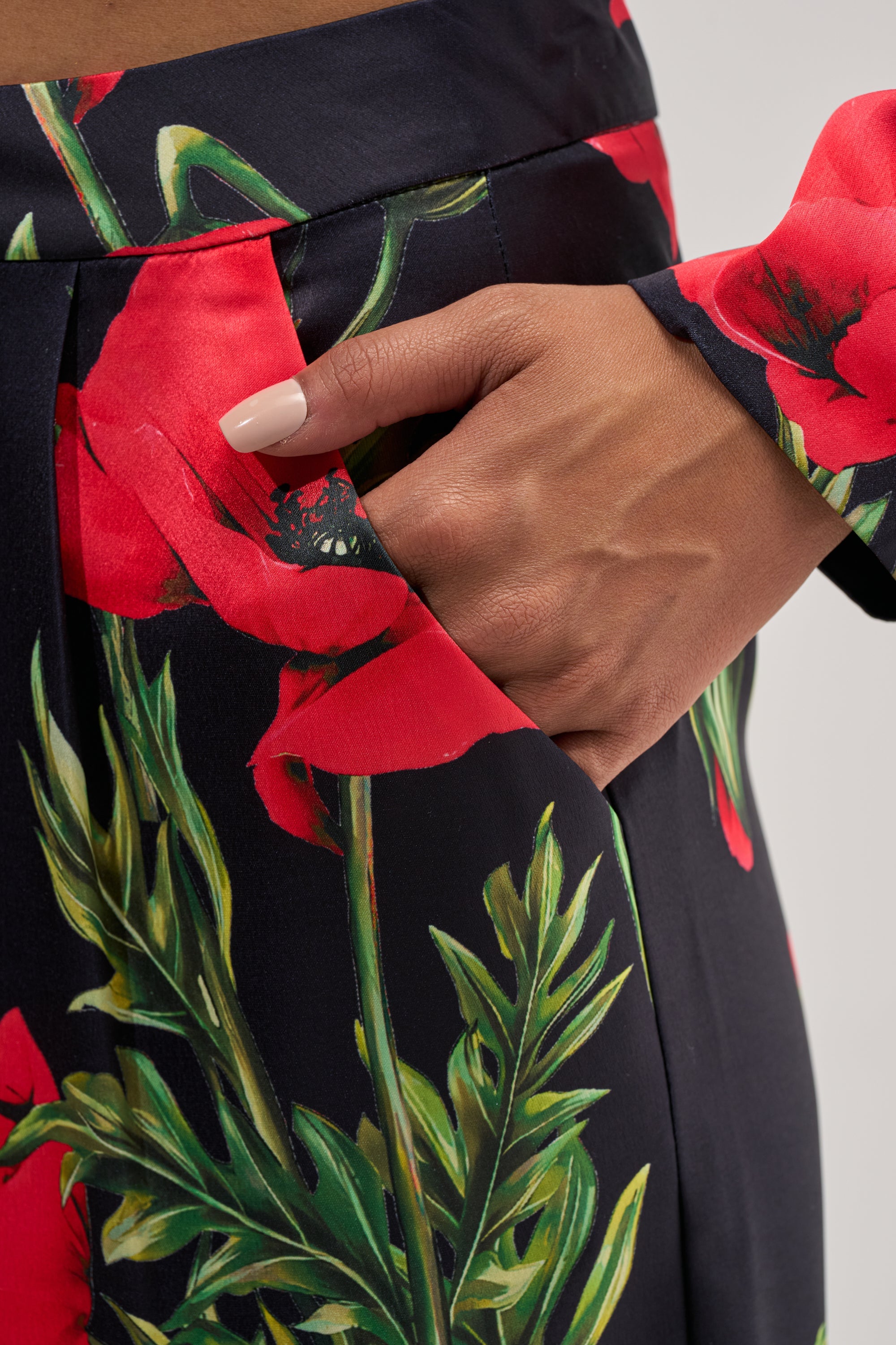 « Fleur Sauvage » — Pantalon Large Satiné Fleuri, Noir et Rouge