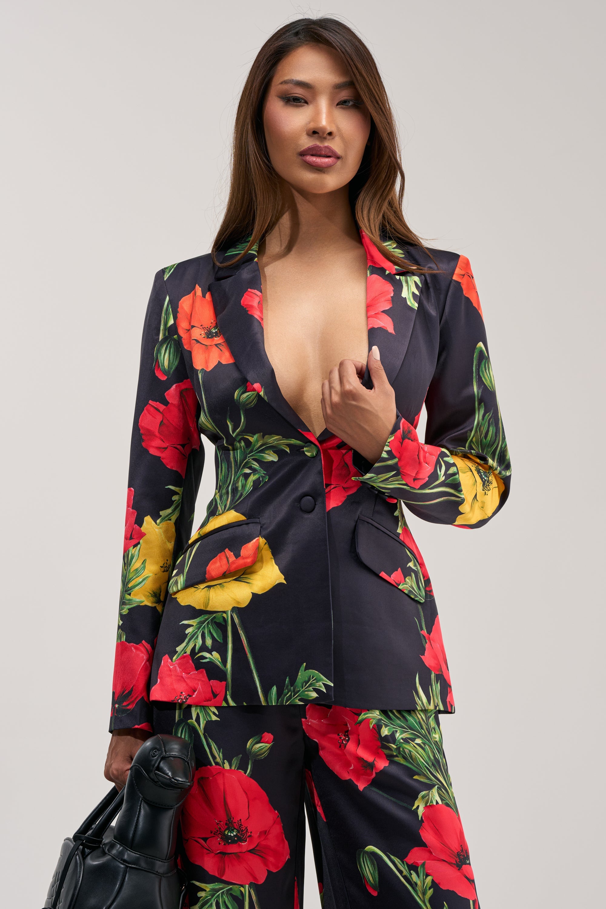 « Fleur Sauvage » — Blazer Satiné Fleuri, Noir et Rouge