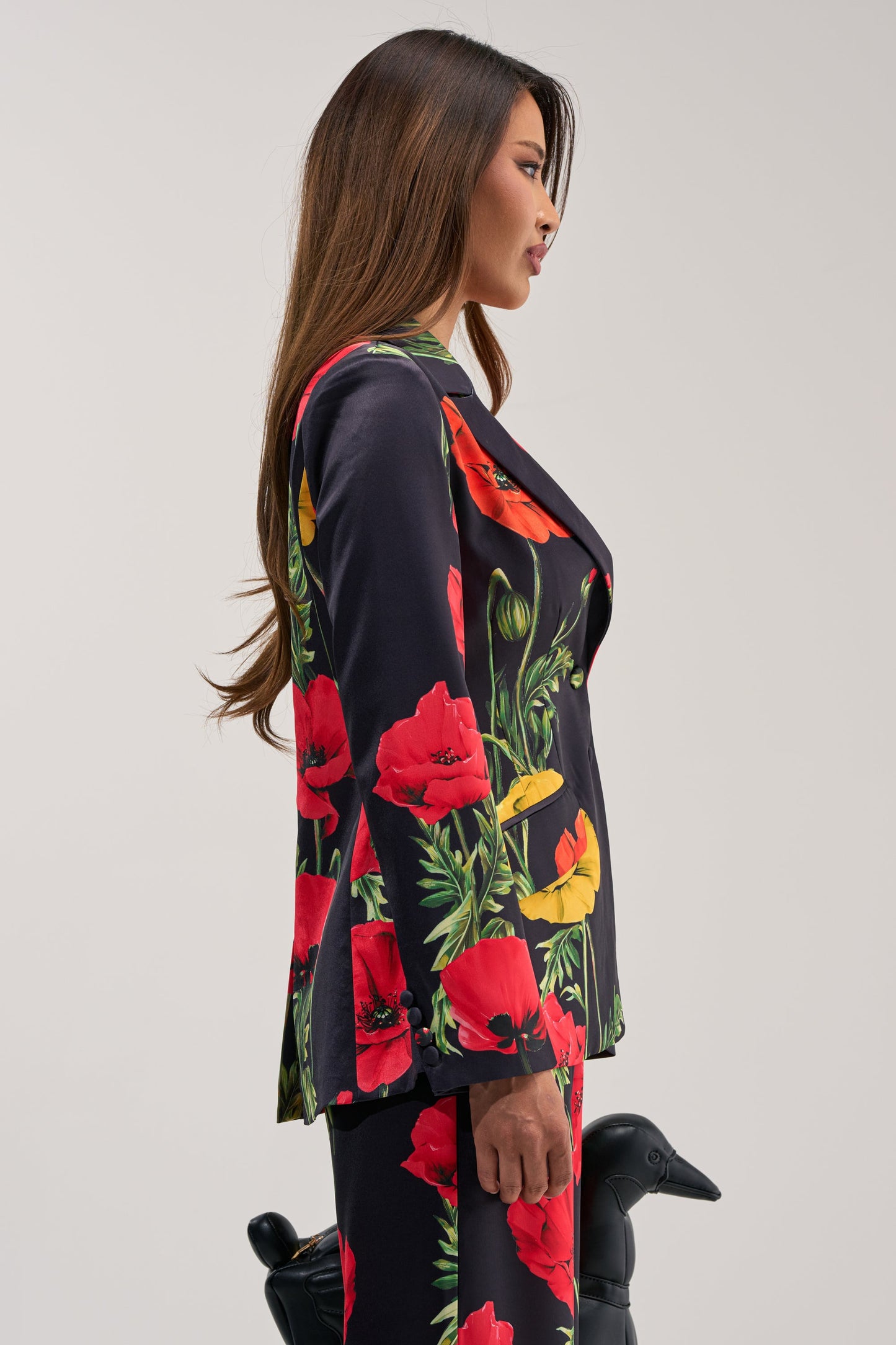 « Fleur Sauvage » — Blazer Satiné Fleuri, Noir et Rouge