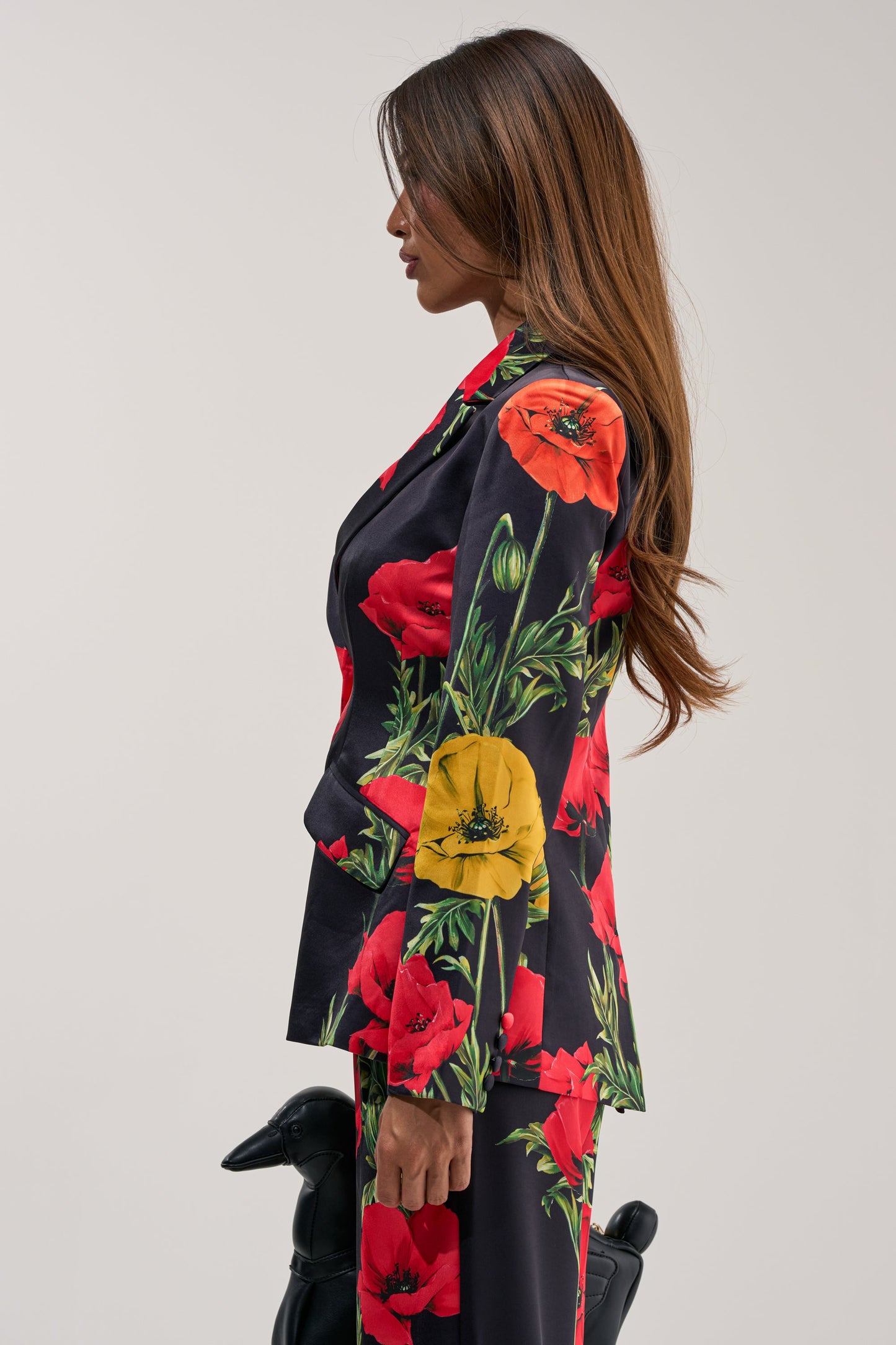« Fleur Sauvage » — Blazer Satiné Fleuri, Noir et Rouge