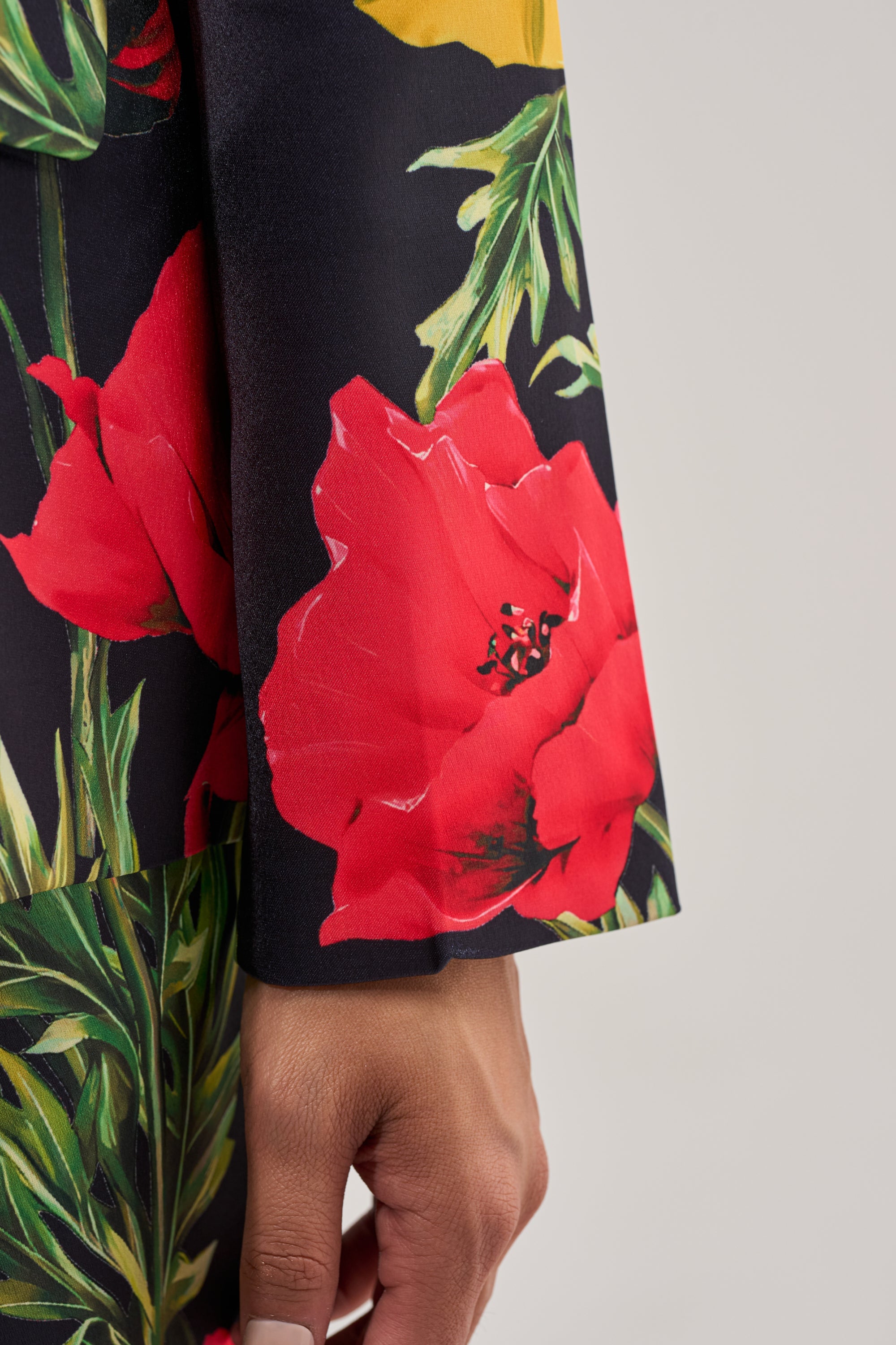 « Fleur Sauvage » — Blazer Satiné Fleuri, Noir et Rouge