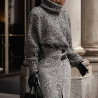 « Sillage Minéral » — Jupe Midi Fendue en Tweed, Gris Clair