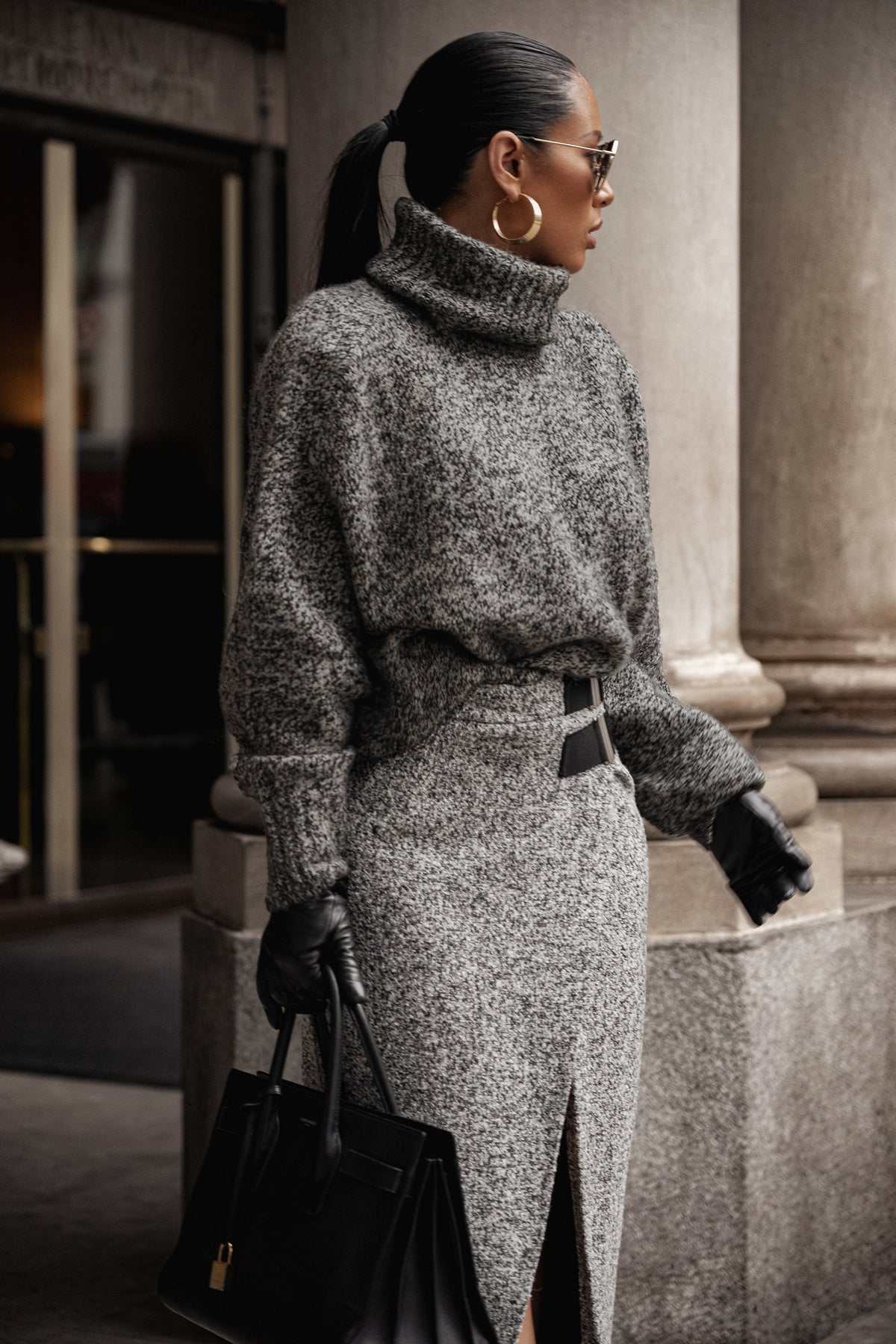 « Sillage Minéral » — Jupe Midi Fendue en Tweed, Gris Clair