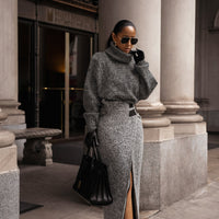 « Sillage Minéral » — Jupe Midi Fendue en Tweed, Gris Clair