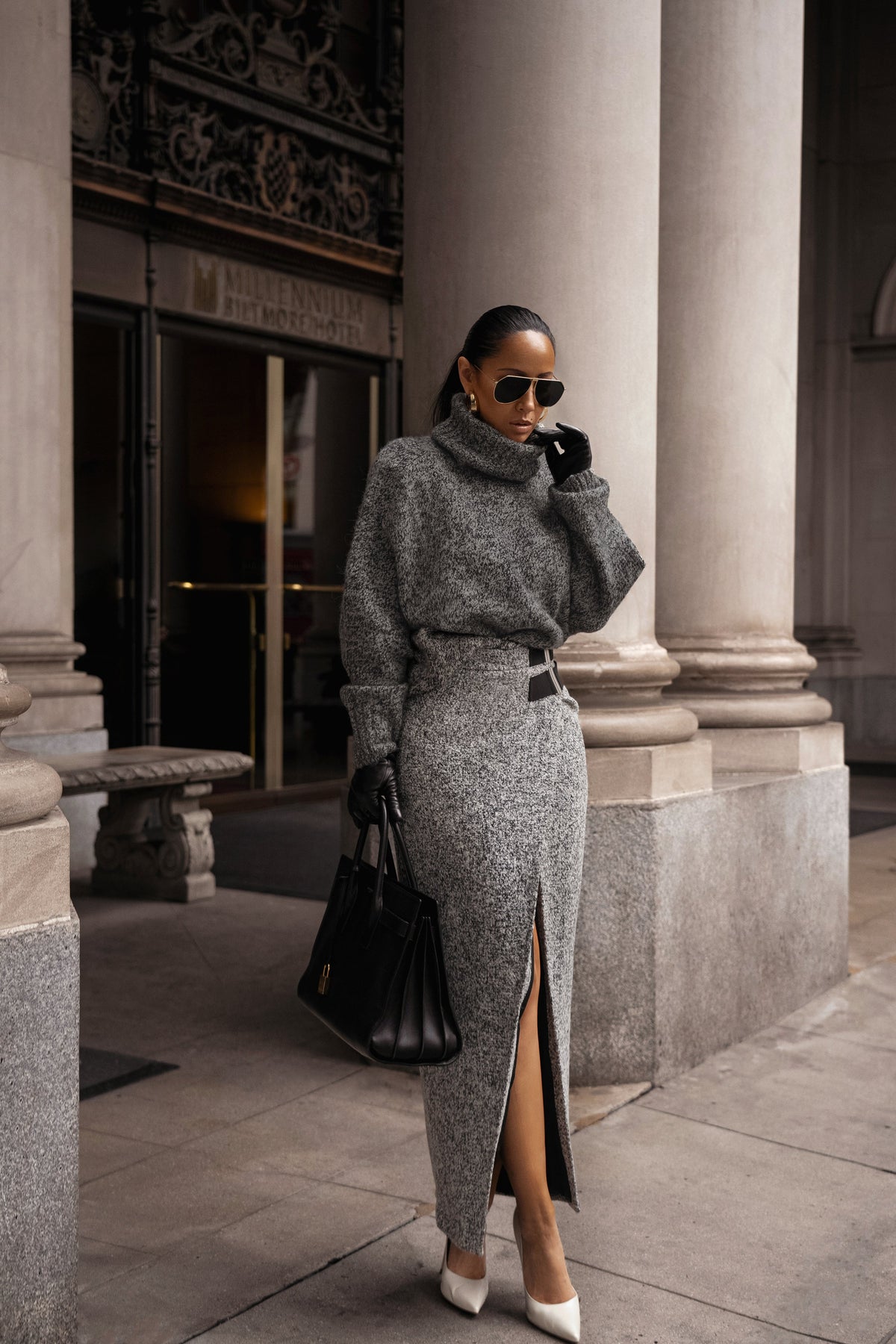 « Sillage Minéral » — Jupe Midi Fendue en Tweed, Gris Clair