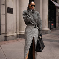 « Sillage Minéral » — Jupe Midi Fendue en Tweed, Gris Clair