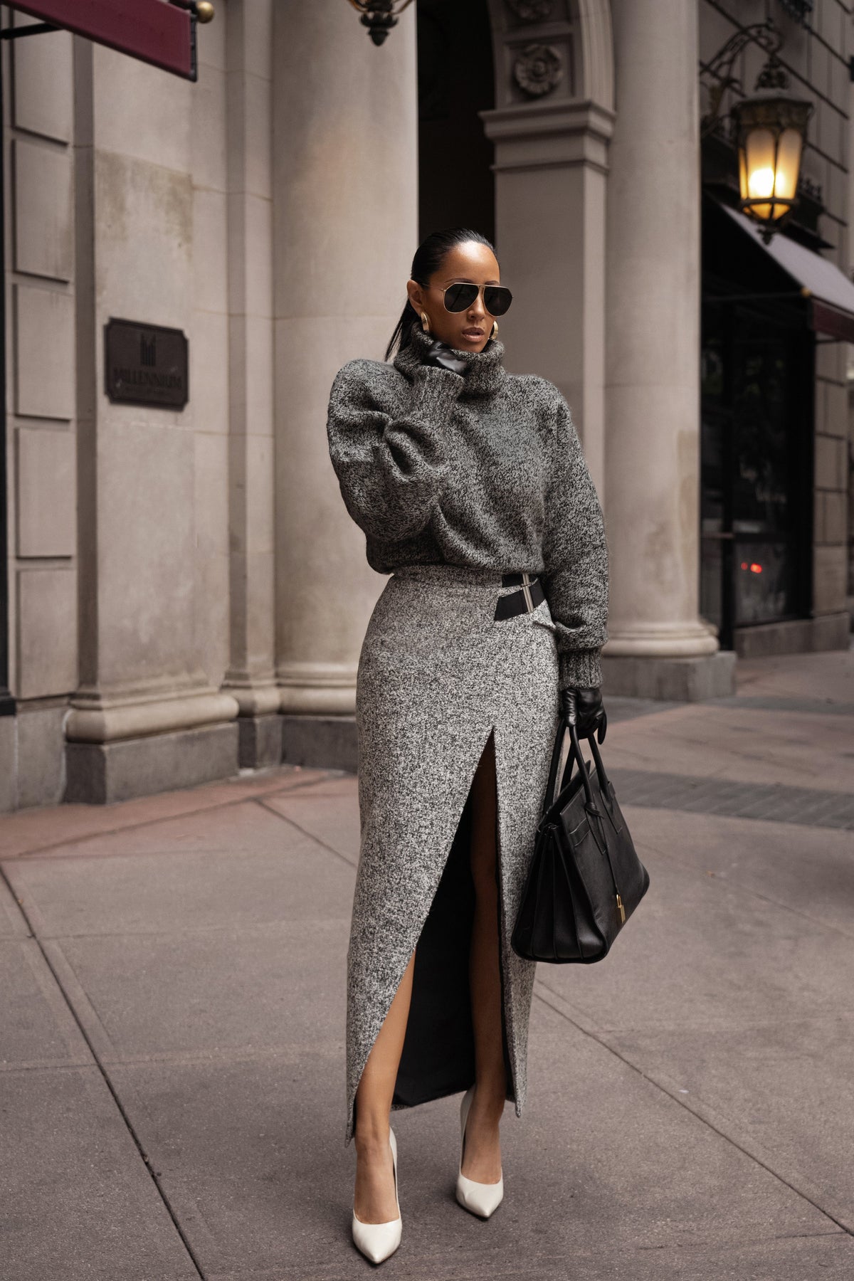 « Sillage Minéral » — Jupe Midi Fendue en Tweed, Gris Clair
