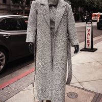 « Héritage Clair » — Manteau Long Ceinturé en Tweed, Gris Clair