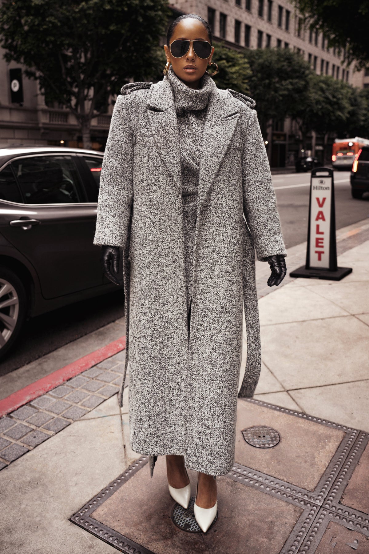 « Héritage Clair » — Manteau Long Ceinturé en Tweed, Gris Clair