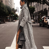 « Héritage Clair » — Manteau Long Ceinturé en Tweed, Gris Clair