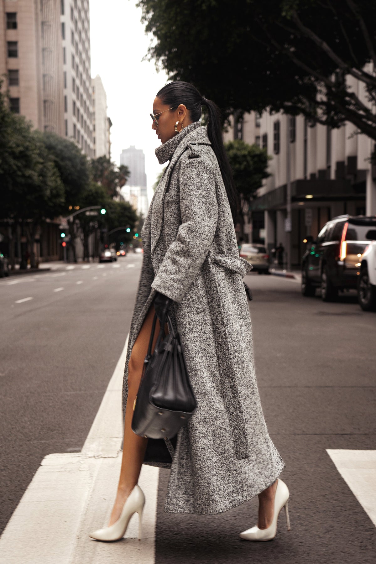 « Héritage Clair » — Manteau Long Ceinturé en Tweed, Gris Clair