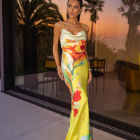 « Éden Tropical » — Robe Longue Fleurie en Satin, Jaune