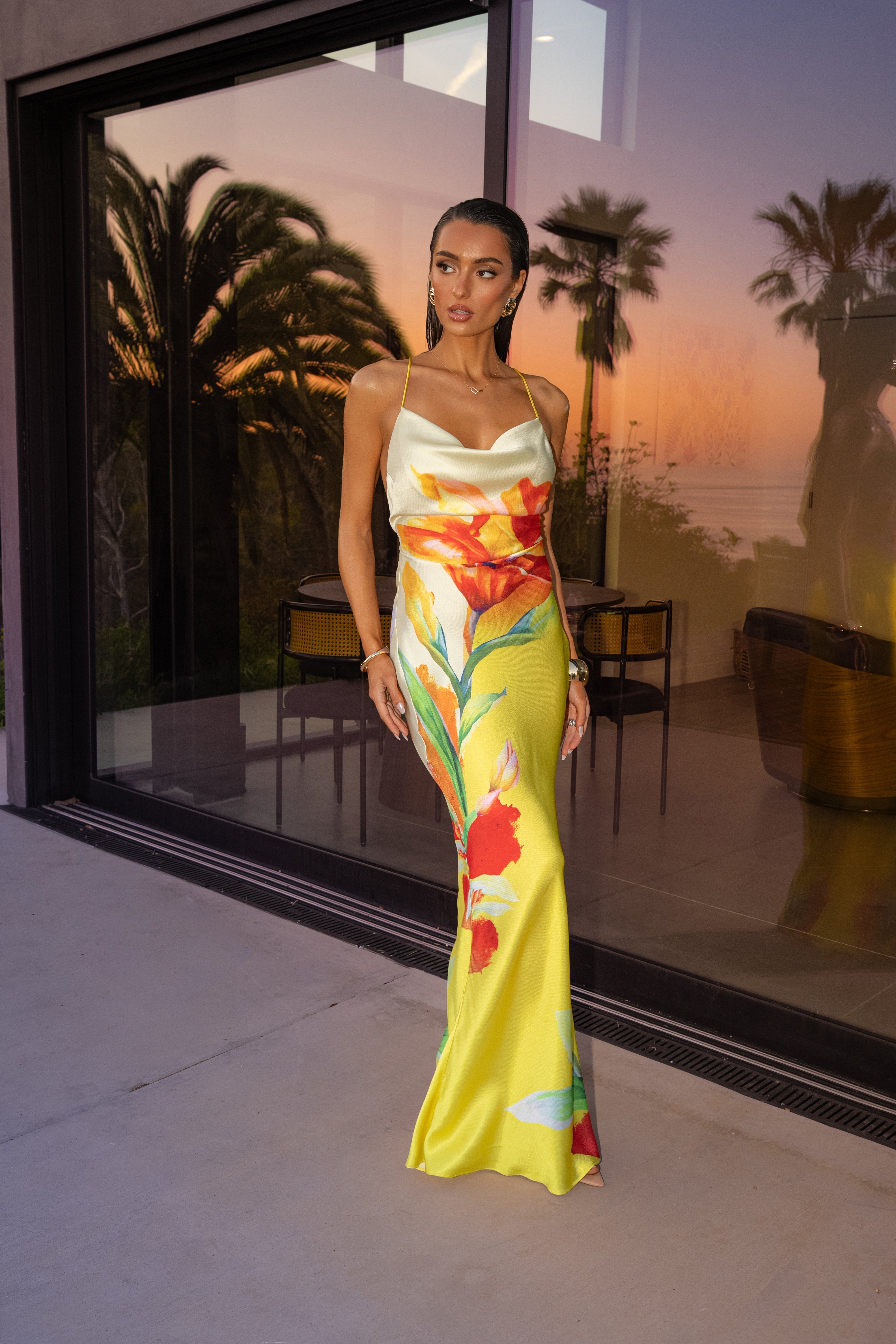 « Éden Tropical » — Robe Longue Fleurie en Satin, Jaune