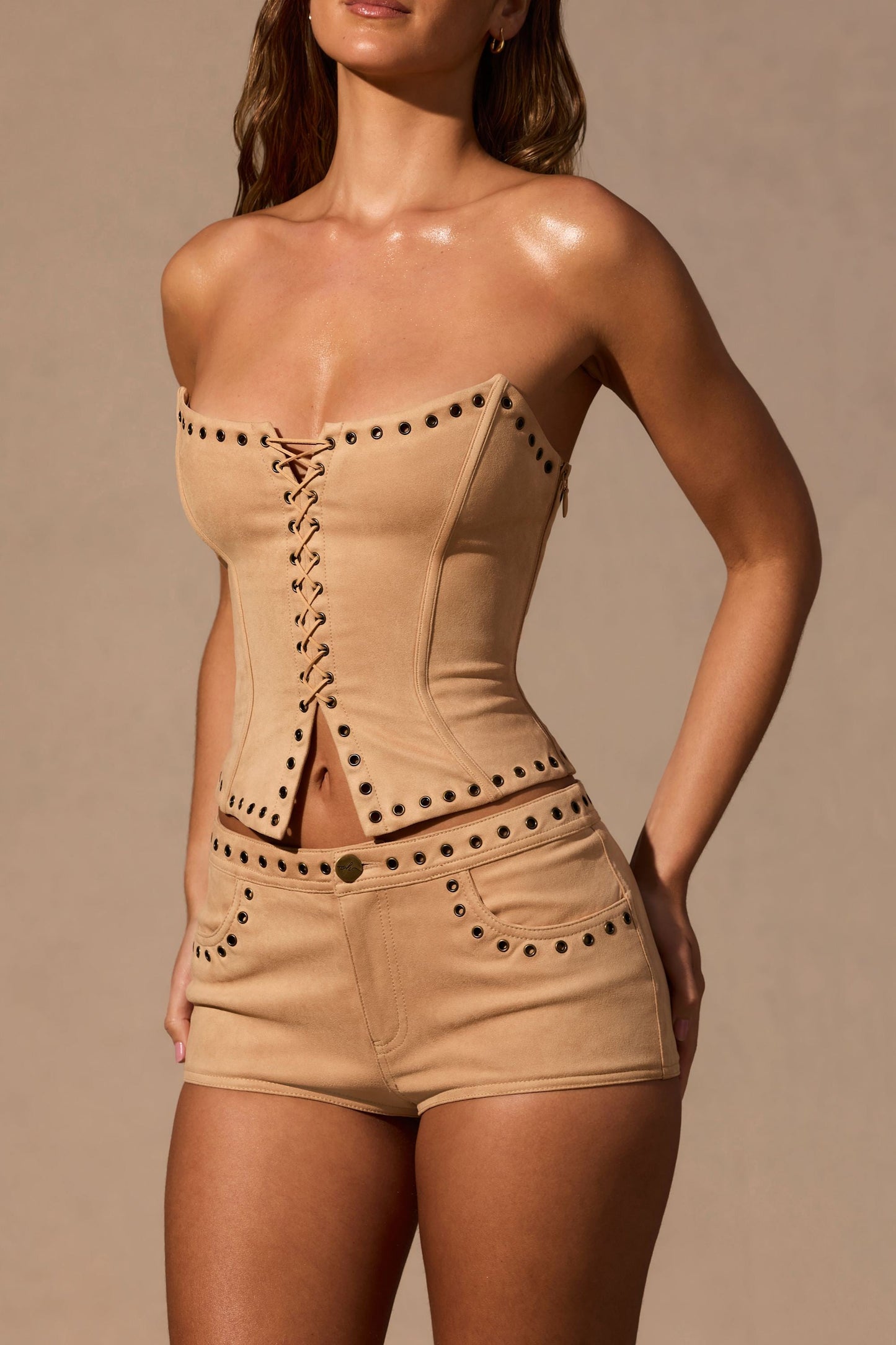 « Insolence » — Short Taille Basse Suédine, Camel
