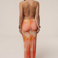 « Aube Drapée » — Robe Longue Dos Nu Col Bénitier Imprimée, Orange