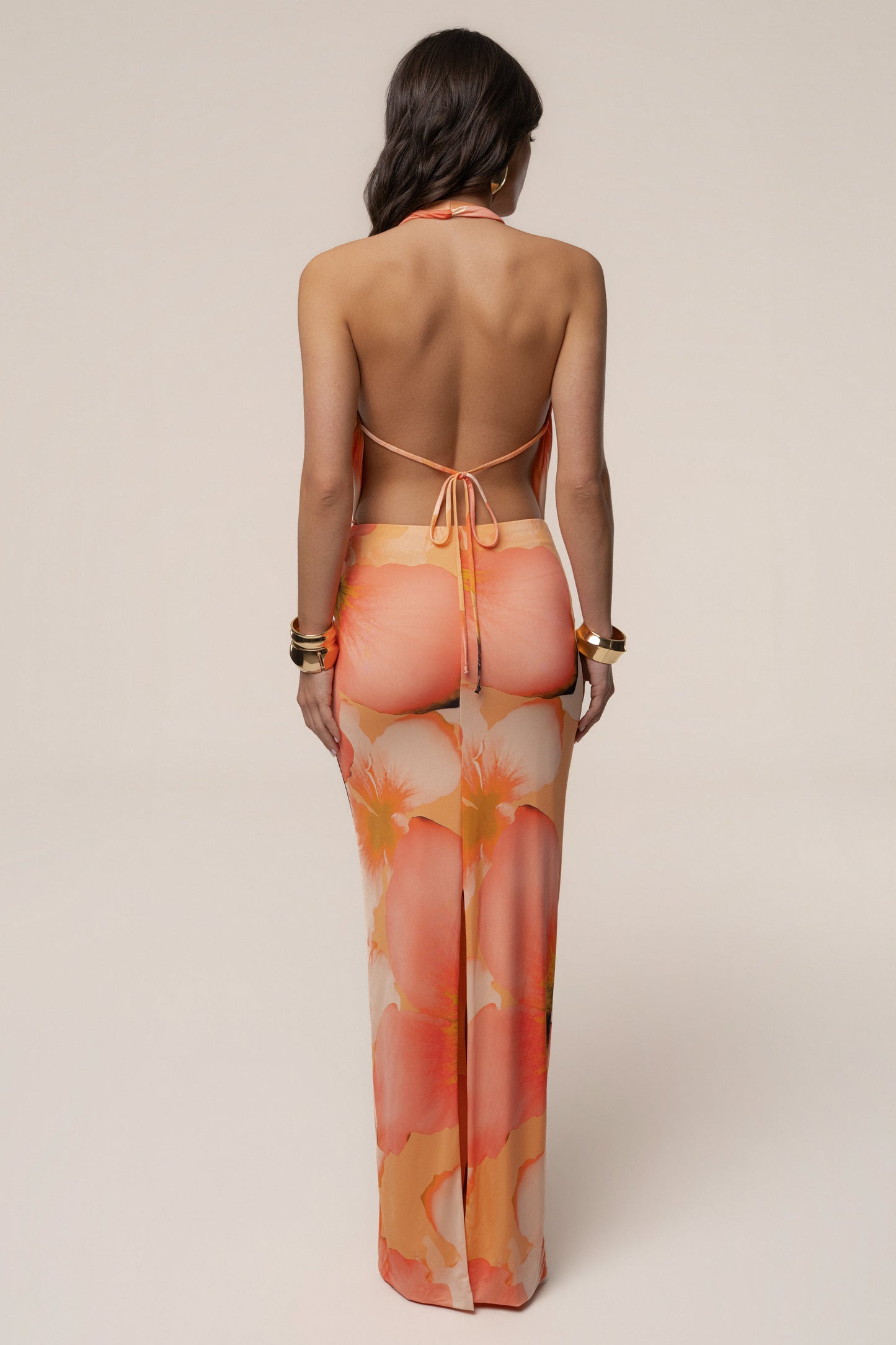 « Aube Drapée » — Robe Longue Dos Nu Col Bénitier Imprimée, Orange
