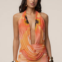 « Aube Drapée » — Robe Longue Dos Nu Col Bénitier Imprimée, Orange