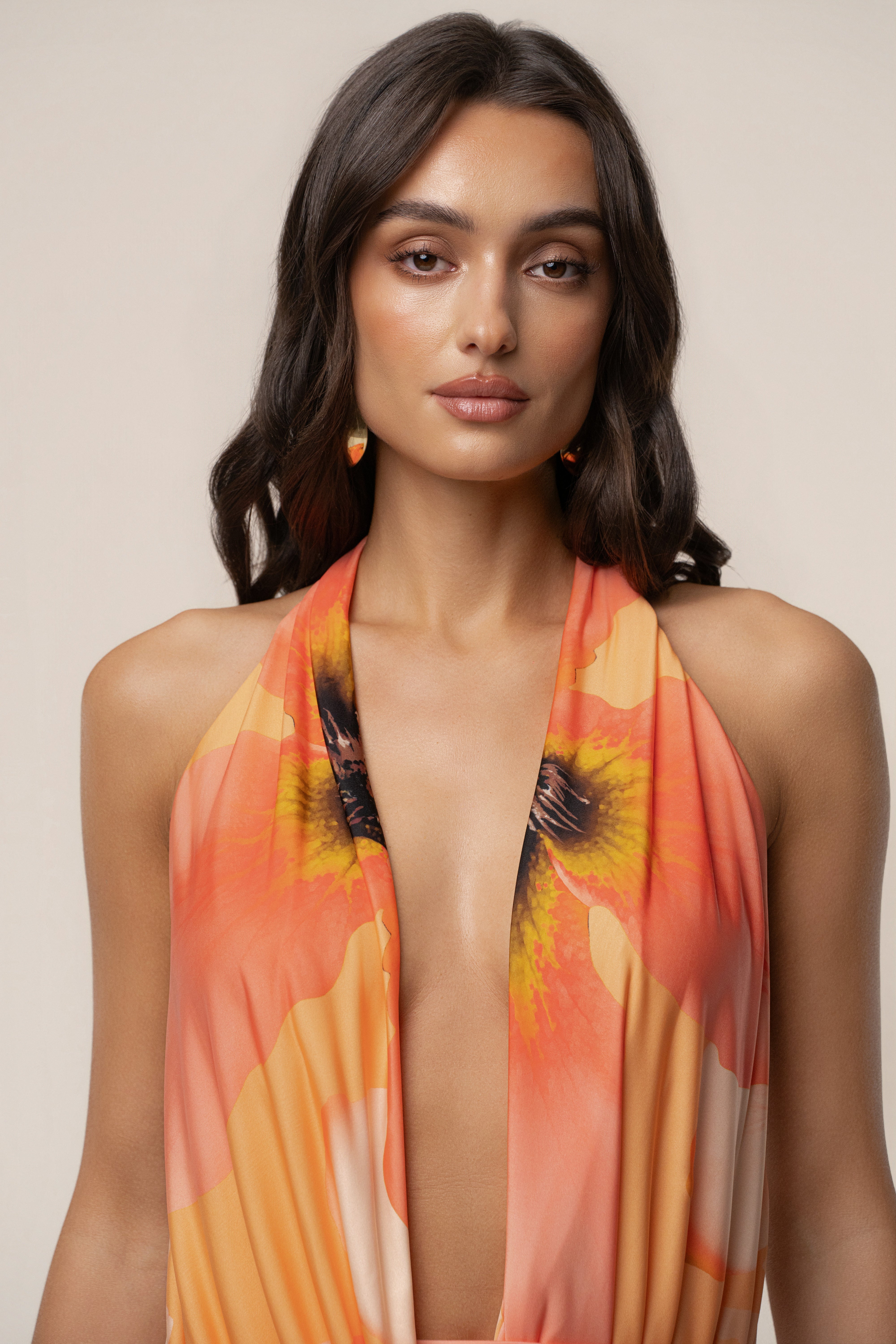 « Aube Drapée » — Robe Longue Dos Nu Col Bénitier Imprimée, Orange