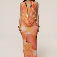 « Aube Drapée » — Robe Longue Dos Nu Col Bénitier Imprimée, Orange