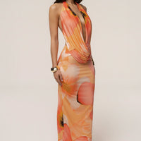 « Aube Drapée » — Robe Longue Dos Nu Col Bénitier Imprimée, Orange