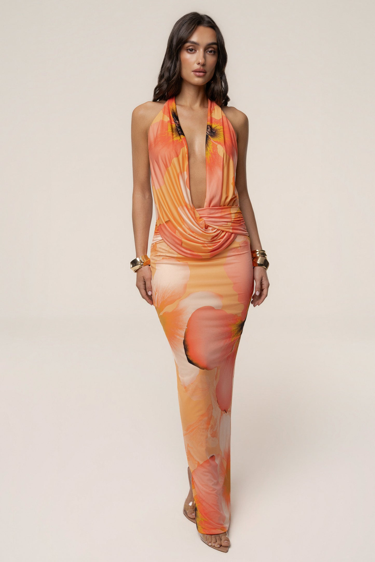 « Aube Drapée » — Robe Longue Dos Nu Col Bénitier Imprimée, Orange