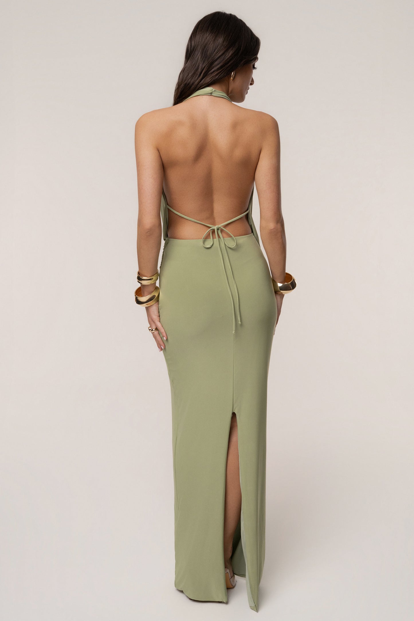 « Aube Drapée » — Robe Longue Dos Nu Col Bénitier, Vert Sauge