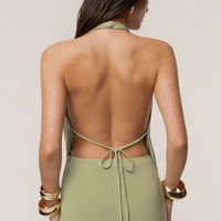 « Aube Drapée » — Robe Longue Dos Nu Col Bénitier, Vert Sauge