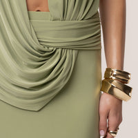 « Aube Drapée » — Robe Longue Dos Nu Col Bénitier, Vert Sauge