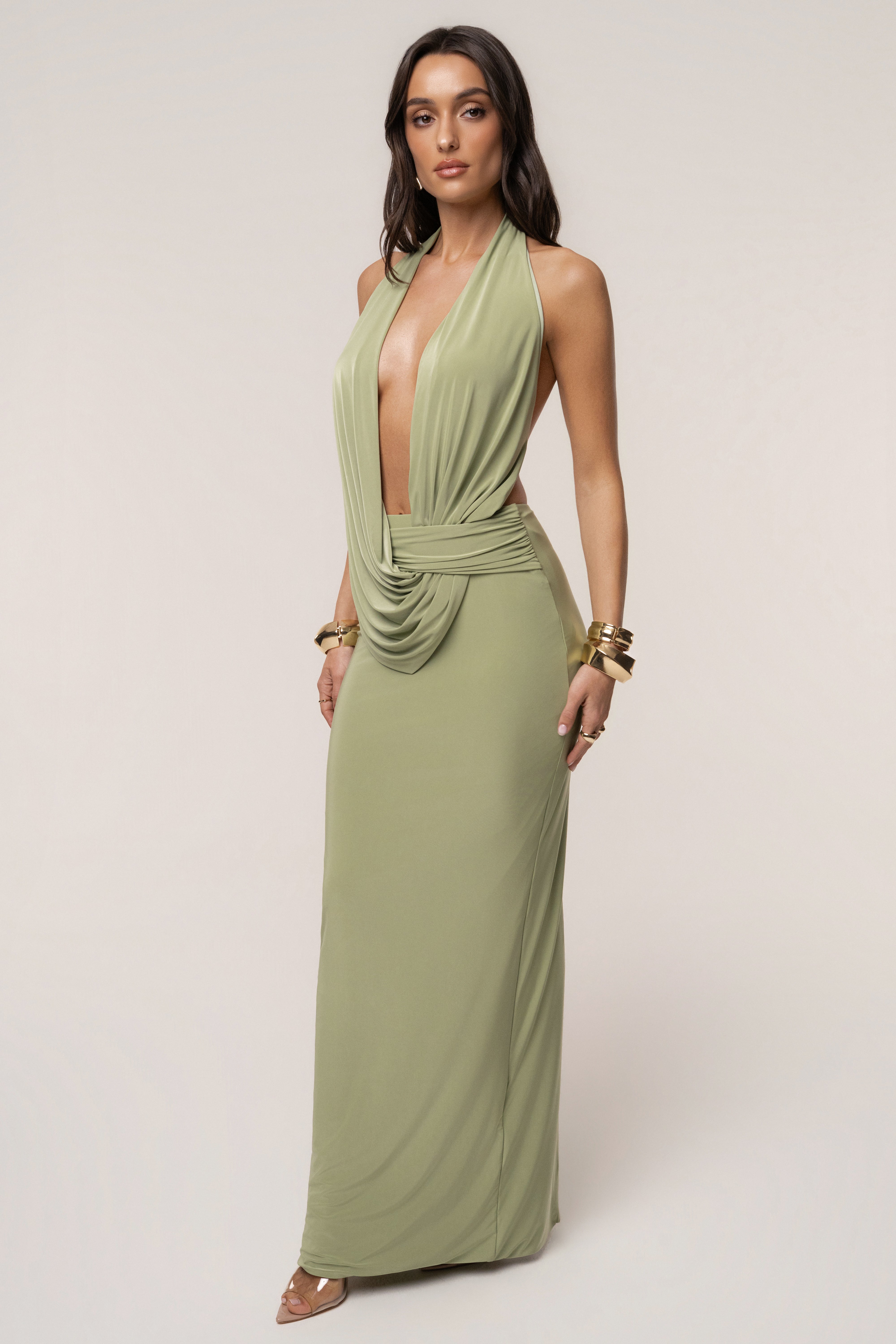 « Aube Drapée » — Robe Longue Dos Nu Col Bénitier, Vert Sauge