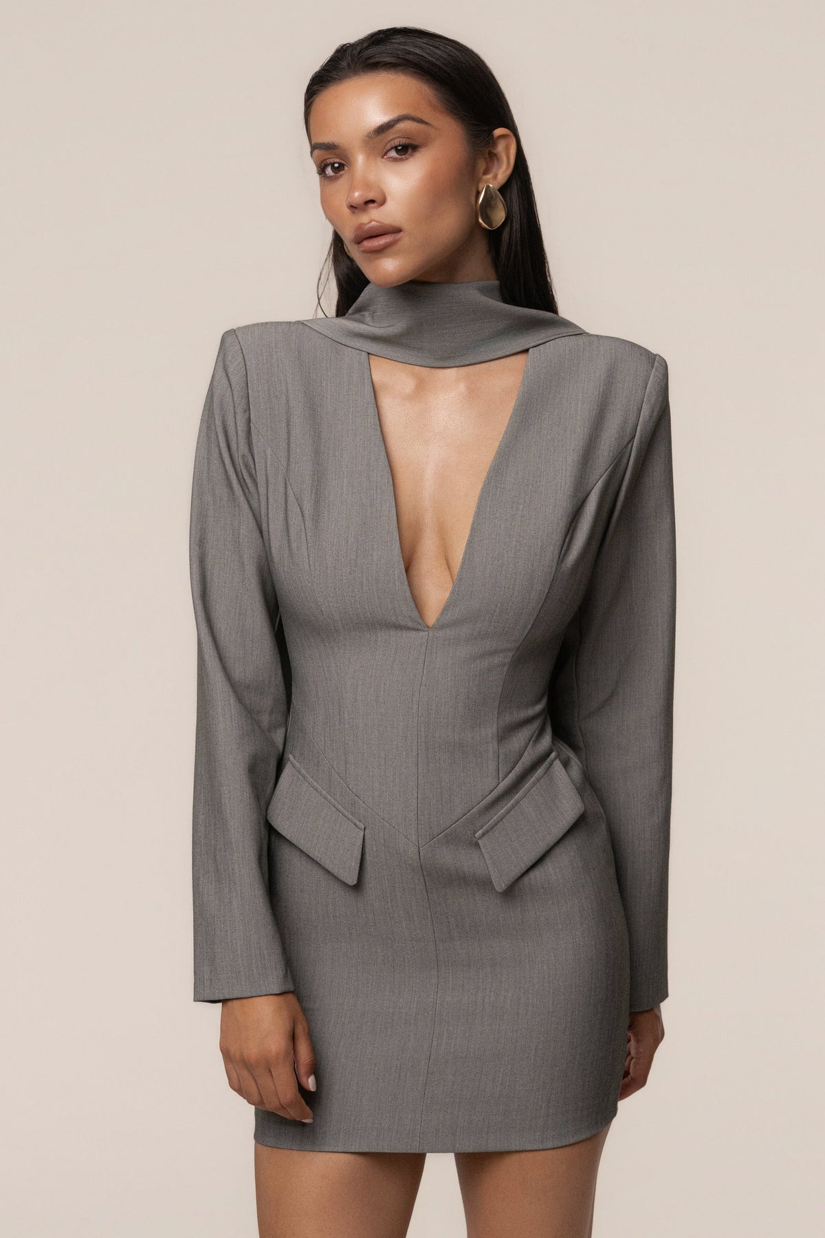 «Éclat feutré» — robe courte, gris chiné