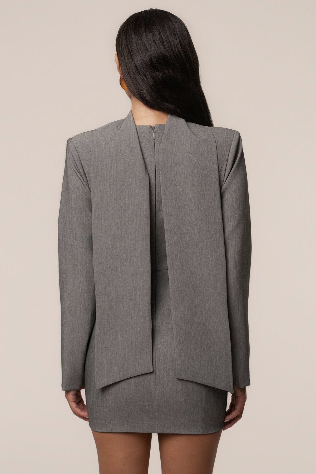 «Éclat feutré» — robe courte, gris chiné