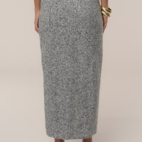 « Sillage Minéral » — Jupe Midi Fendue en Tweed, Gris Clair