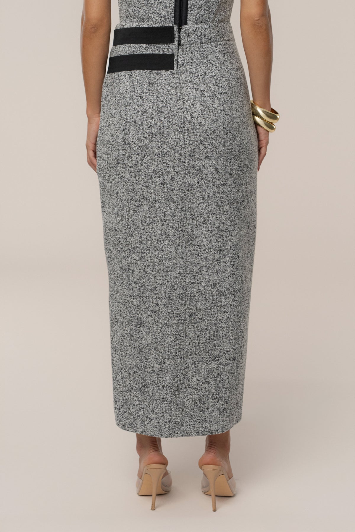 « Sillage Minéral » — Jupe Midi Fendue en Tweed, Gris Clair