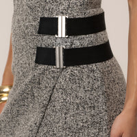 « Sillage Minéral » — Jupe Midi Fendue en Tweed, Gris Clair